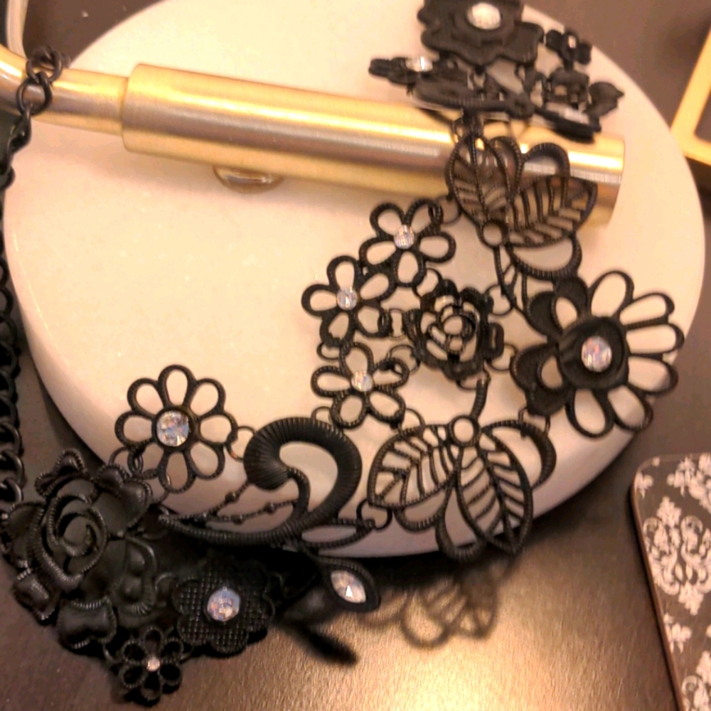 NWOT Black Dramatic Statement Necklace Floral